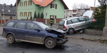 Auta na zahradě, ve vodní nádrži a dokonce i plamenech