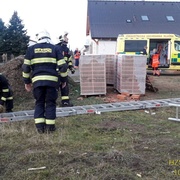 Stavař po pádu skončil v nemocnici