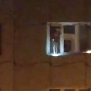 Malý chlapec si hrál na parapetu okna ve čtvrtém patře