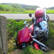 Harley Davidson skončil v příkopu, motorkář zraněný