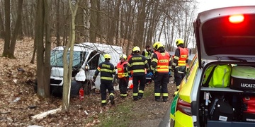 Dodávka čelně narazila do stromu