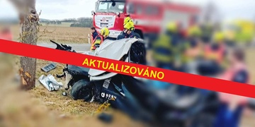 Spolujezdec narozený v roce 2003 zemřel, stejně starý řidič je vážně zraněný