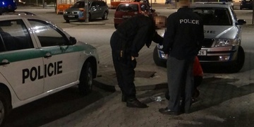 Opilý cizinec napadl ostrahu, skončil se slzákem v očích