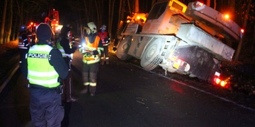 Havárie autojeřábu uzavřela silnici na Chrást na několik hodin