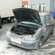 V pneuservisu v Holýšově zahořelo auto