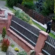 Zloděj využil nepozornosti obyvatel domů