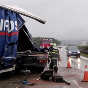 Velká nehoda kamionu a vozu údržby u Nýřan