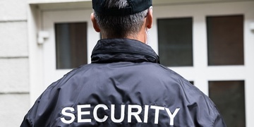 Po konfliktu ochranky se zákazníkem policie obvinila strážného