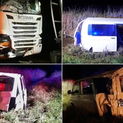 Zdemolovaná dodávka po střetu s kamionem skončila v potoce