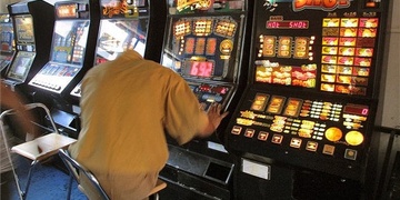 Barmanka prohrála více než 100 000 korun na automatech