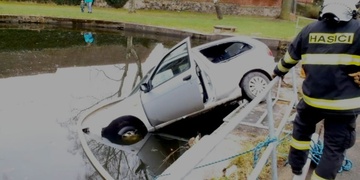 Opilá řidička vjela přímo do rybníku