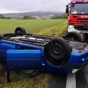 Auto skončilo na střeše v příkopu