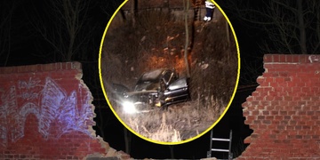 Audi prorazilo zeď, uletělo několik metrů a skončilo v kolejišti