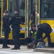 Agresivní narkoman vyhrožoval cestujícím v tramvaji zabitím - aktualizováno + přidáno video