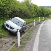 Mladý řidič nezvládl zatáčku u nájezdu na dálnici