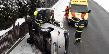 Auto zbořilo plot a skončilo na boku na chodníku
