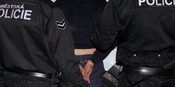 Muž zmlátil ženu, zastavili ho a policii předali stateční svědci