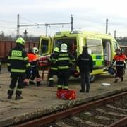 Žena vyskočila za jízdy z vlaku