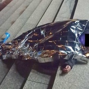 Oživování nedýchajícího muže, kolaps ženy před hotelem i muž s rozbitou hlavou