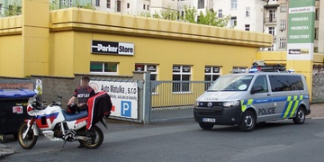 Mercedes vjel do cesty motorkáři a pak ujel. Policisté pátrají po řidiči.