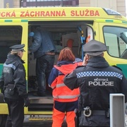 Opilce s téměř čtyřmi promile našli zraněného na zastávce