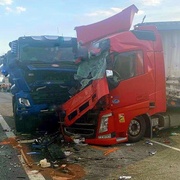 Střet tří kamionů uzavřel dálnici D5 ve směru z Plzně na Prahu