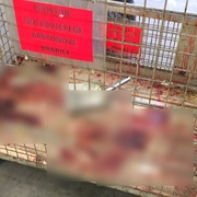 Muž si v továrně nožem podřízl krk i ruce