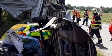Dodávka předjížděla traktor, ale smetla Golf