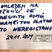 Cedulka vyvěšená v čekárně pediatrie rozdělila město na dva tábory