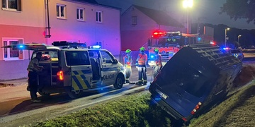 Dodávka plná lidí skončila v příkopu