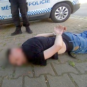 Opilý muž na Americké třídě házel předměty po autech a napadal kolemjdoucí
