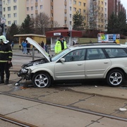 Osobní vozidlo vletělo na tramvajový ostrůvek