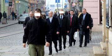 Premiér Sobotka je v Plzni, sledovali jsme práci jeho ochranky