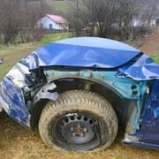 Silně opilá řidička skončila s autem pod strání