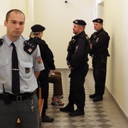 Cizinec seřezal obuškem tři své bývalé zaměstnance