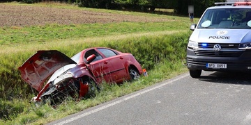 Protijedoucí auto vytlačilo vůz ke krajnici a ten v následném smyku havaroval