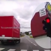 Náklaďák prosvištěl křižovatku na červenou
