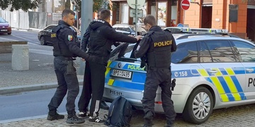 Ne moc chytrý řidič se zákazem řízení vjel do zákazu vjezdu