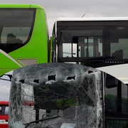 Autobus se na druhý doslova napíchl