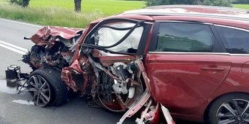Po střetu skončilo jedno z aut mimo silnici