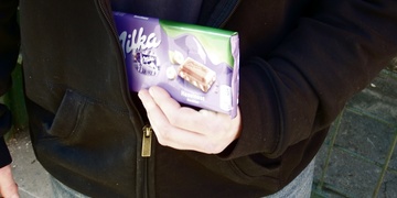 Drobná krádež odhalila dva hledané najednou