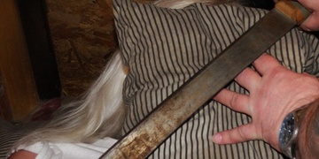 S mačetou v ruce a pervitinem v žilách Rumun znásilnil ženu