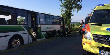 Nehoda autobusu uzavřela křižovatku