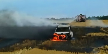Požár osobního vozidla uprostřed pole