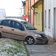 Opilý řidič skončil ve zdi zdravotního střediska
