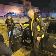 Těžce opilý řidič u Nového divadla projel tramvajovým kolejištěm - aktualizováno