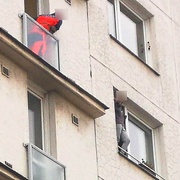 Žena těžkým zraněním podlehla, dítě žije