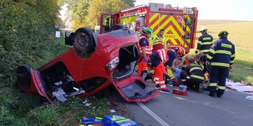 Vážná dopravní nehoda, zaklíněného seniora vyprošťovali hasiči