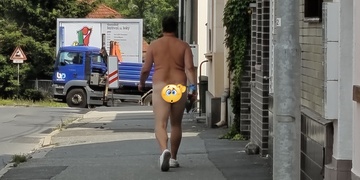 Naháč vyrazil do centra města