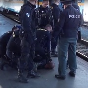 Muž v amoku děsil cestující na nádraží